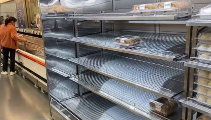 多个超市瑞士卷遭抢购!山姆、盒马们白捡泼天流量,有门店5层货架几近售空