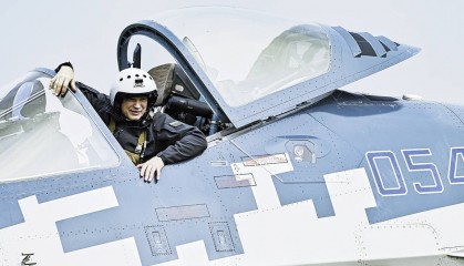 “一人一机”飞抵珠海,苏-57飞行员有多传奇?
