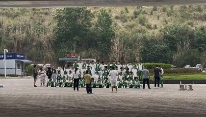 四川初三男生病重,全班同学带板凳赶到医院,拍下特殊的毕业照