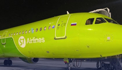 突发，一载客79人客机降落滑行时冲出跑道，原因正调查