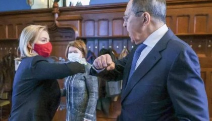 不宣而战!打不过俄罗斯,就把“枪口”对准中方!比拜登更危险