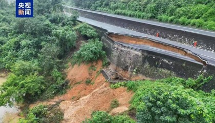 广西百色一高速公路开裂下沉！裂缝长约30米，塌陷处最深超2米