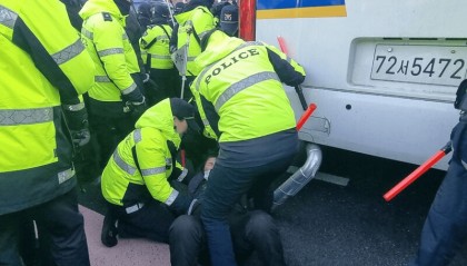 尹锡悦被逮捕后众生相:支持者集会痛哭咒骂,还有人静坐欢呼