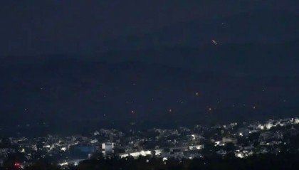 突发!中资大坝被炸后印巴致电中国,王毅21字定调,局势严峻