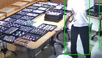 员工拉桌子碰碎近50个和田玉镯，店主称“价值超100万”：不怪他