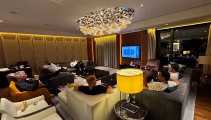 惨!费迪南德、鲁尼等曼联名宿在酒店看曼市德比,结果曼联被吊打