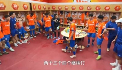 王大雷半场休息时喊话队友:两个、三个、四个继续打!