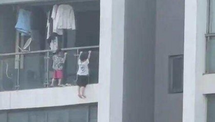 吓人!幼童悬空挂13楼阳台外玩“引体向上”,街道办回应