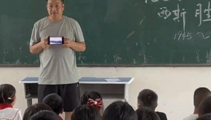 准备好的电视机突然断网,小学老师举着手机让学生看阅兵直播,校长:不能让孩子们留遗憾
