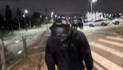 韩国一名戒严士兵向抗议民众鞠躬道歉：对不起