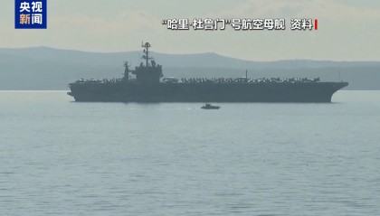 连损3架战机，撞了1艘商船后，美国航母走了！被胡塞武装“追着打”，已有4艘美军航母被“赶跑”……