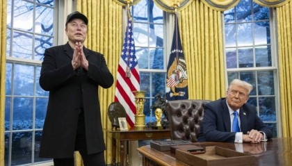 特斯拉股价暴跌,特朗普深夜发文:明早就买特斯拉,以表对马斯克“信任和支持”