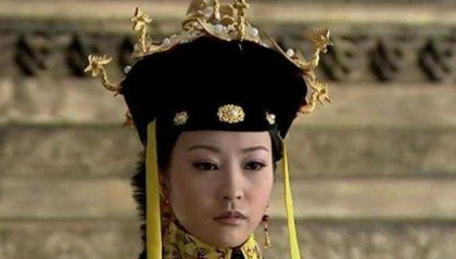 她嫁给乾隆后不得宠，封号却与一位名人相同，可惜没有名人的运气