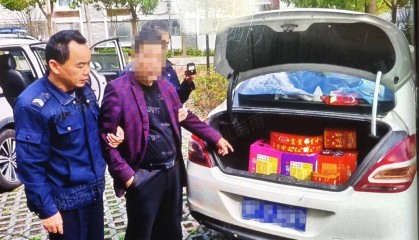 男子见到警车就开车逃跑,竟是因为囤了70多箱烟花爆竹