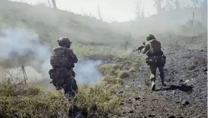 自杀式无人车横扫战场,乌军战线崩溃?泽连斯基“失去理智”,招16万人上前线