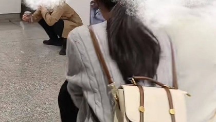 “来晚了还要排队”，男子地铁站大便事发地成打卡点，南宁地铁致歉：将加强巡视