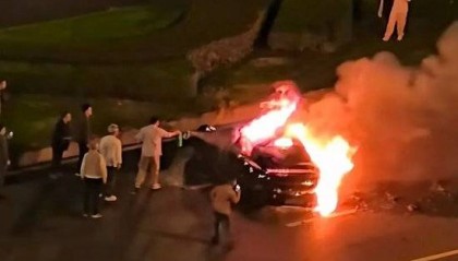 小米SU7碰撞后爆燃，多人救援未果，驾驶员不幸遇难
