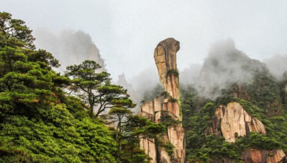 三人爬巨蟒峰打入26枚岩钉被判刑,赔偿600万!还有人在梵净山刻了4个字被判罚12万!