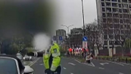 “下次碰到绝对把你撞了”，当事人回应被保时捷车主当交警面威胁：涉事车主被警方传唤