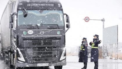 新疆巴克图口岸:移民管理警察顶风冒雪保通关