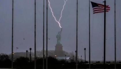 欧洲议员呼吁法国收回自由女神像 白宫:不还