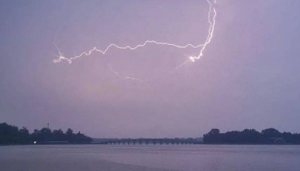 “天空像是在倒冰块!”北京这场冰雹为何如此猛烈?