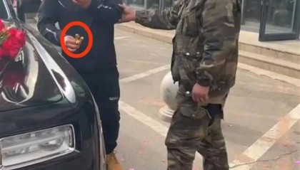 长春一男子拦婚车要喜钱,掰断劳斯莱斯“小金人”!警方已介入