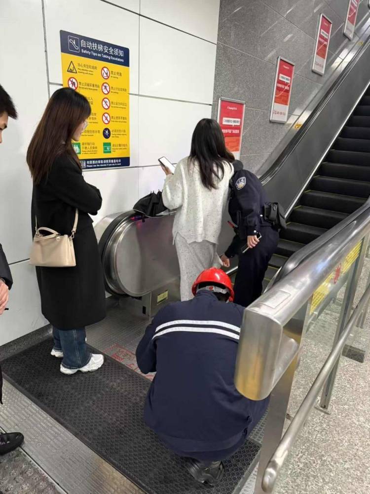 杭州女子带“檀健次”坐地铁被拦，辅警：“檀健次”超高了！