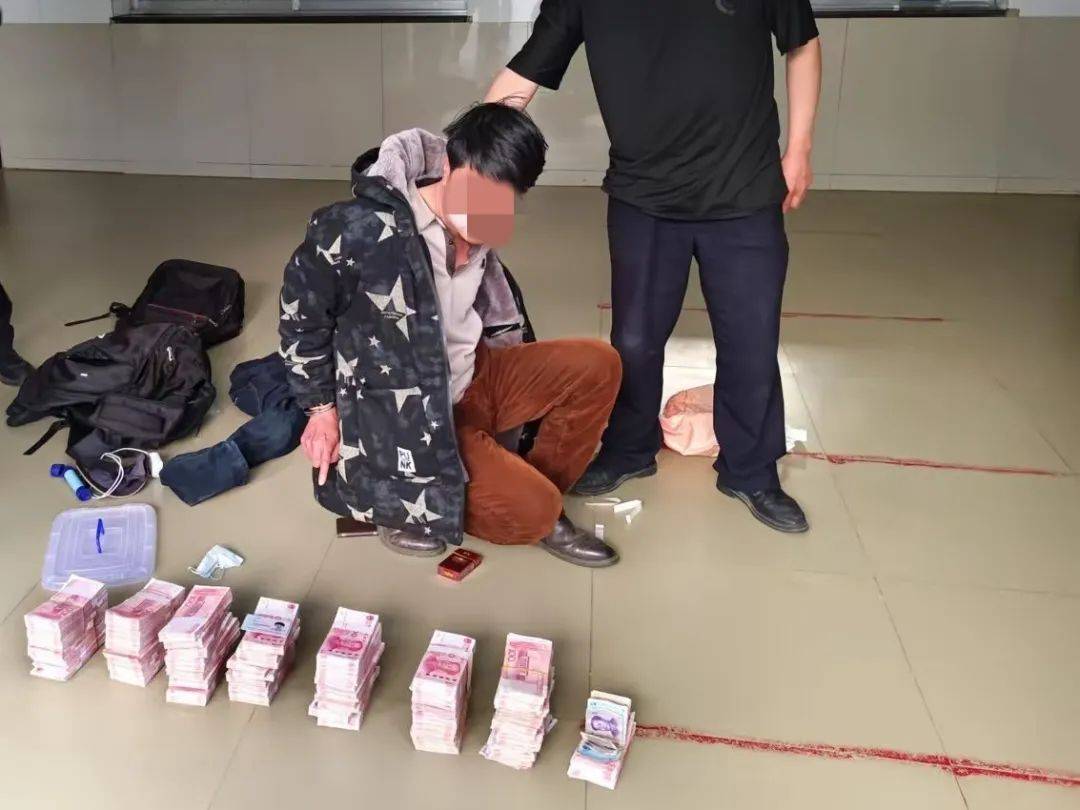 带70万元现金隐居山洞，白天睡觉晚上采购，云南巧家义警协助抓获一名网逃人员
