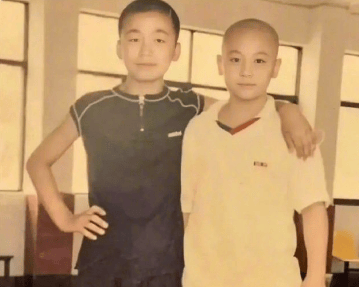 释小龙被曝是王宝强的师叔，在少林寺内辈分极高，洪金宝是释小龙的师兄