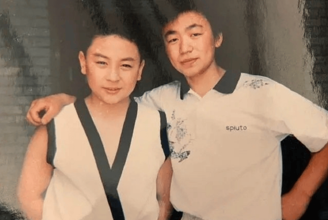 释小龙被曝是王宝强的师叔，在少林寺内辈分极高，洪金宝是释小龙的师兄