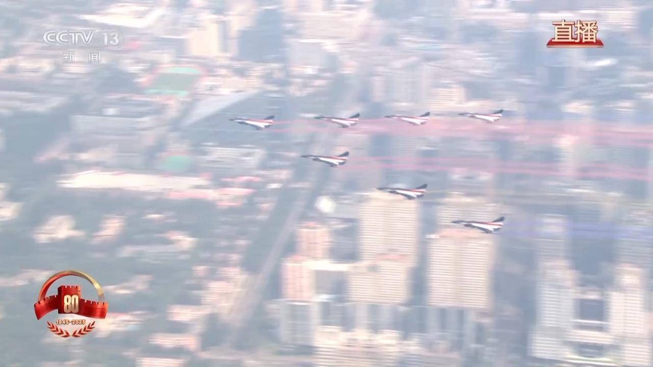 空中梯队完整视频丨呼啸而来！战机拉出14道彩烟象征14年抗战