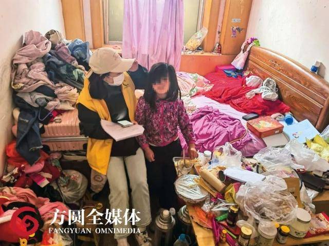 同居男友虐待5岁女儿，亲妈知情不报，居委会主任发现后强制报告！