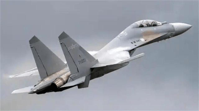 不惜一切守好国门！歼16挂弹升空，火力值拉满，敌机狼狈逃窜