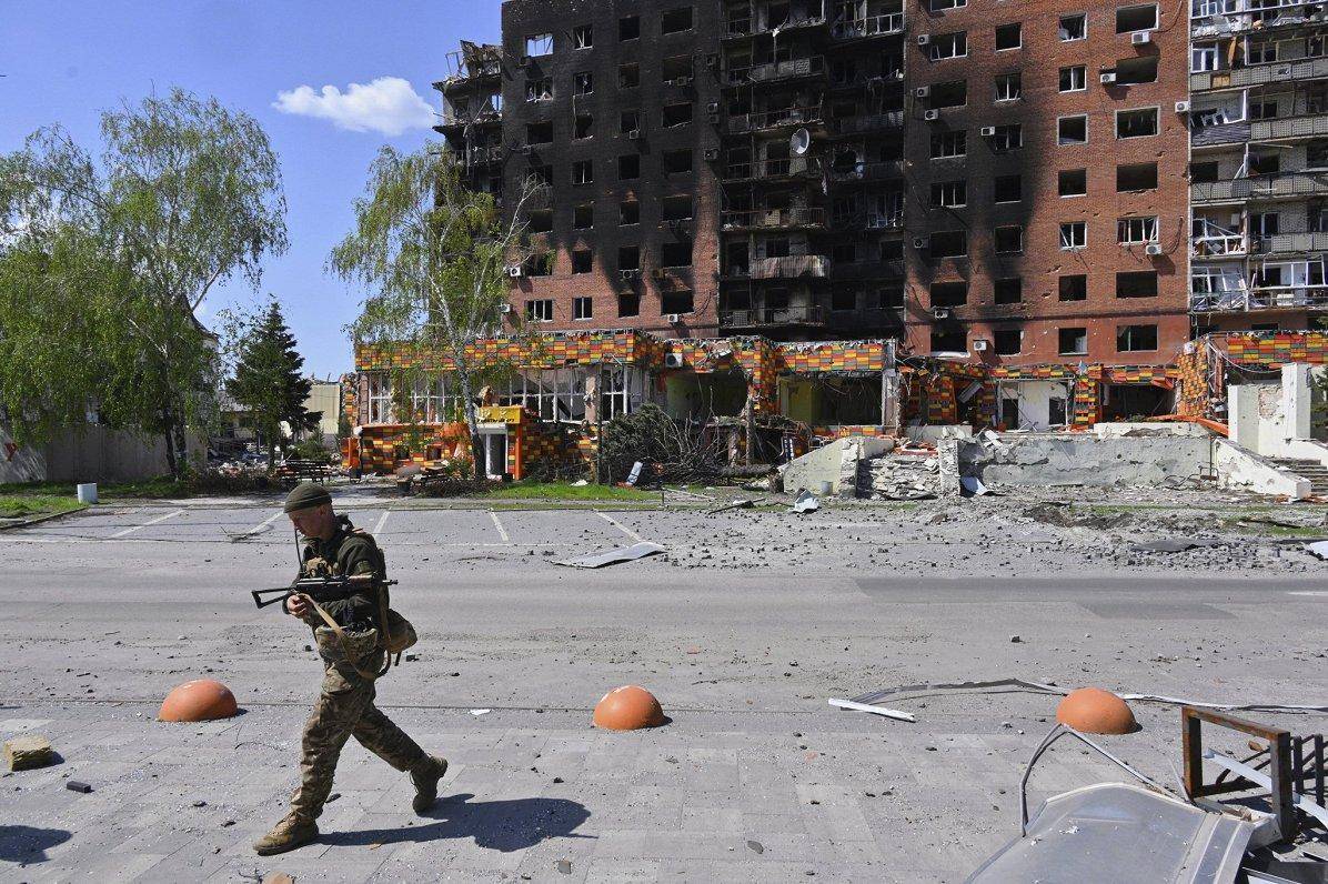 破城就是死路，泽连斯基拼命了，连炸12小时，否认红军城上督战队