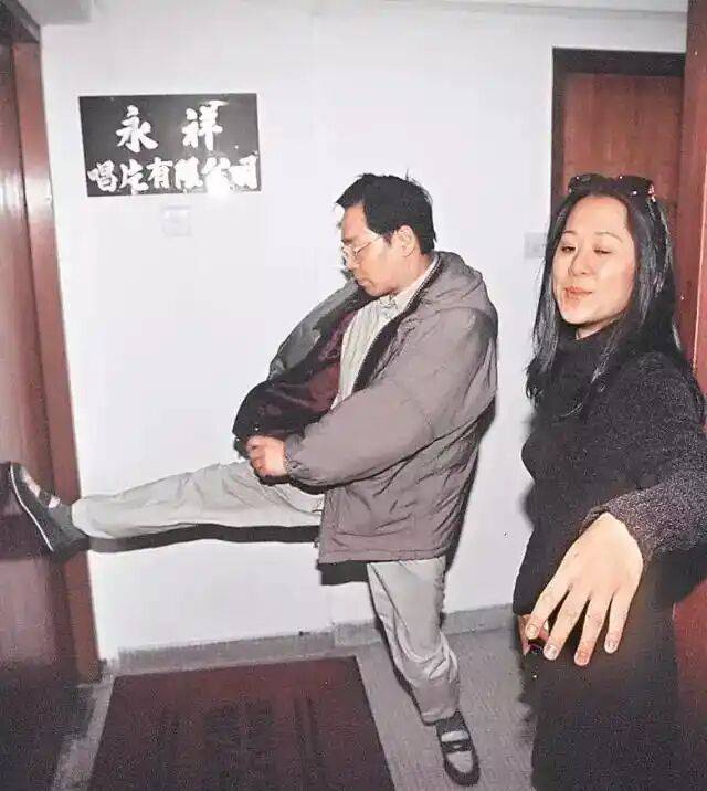 考古|港圈富二代曝被百名女星投怀送抱？交往3个女友雨露均沾，他是现代韦小宝