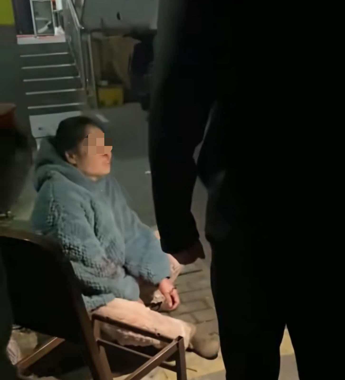 株洲女子夜间遭同小区大狗扑咬，男子从二楼冲下死死摁住肇事狗，众居民：一定要表扬他