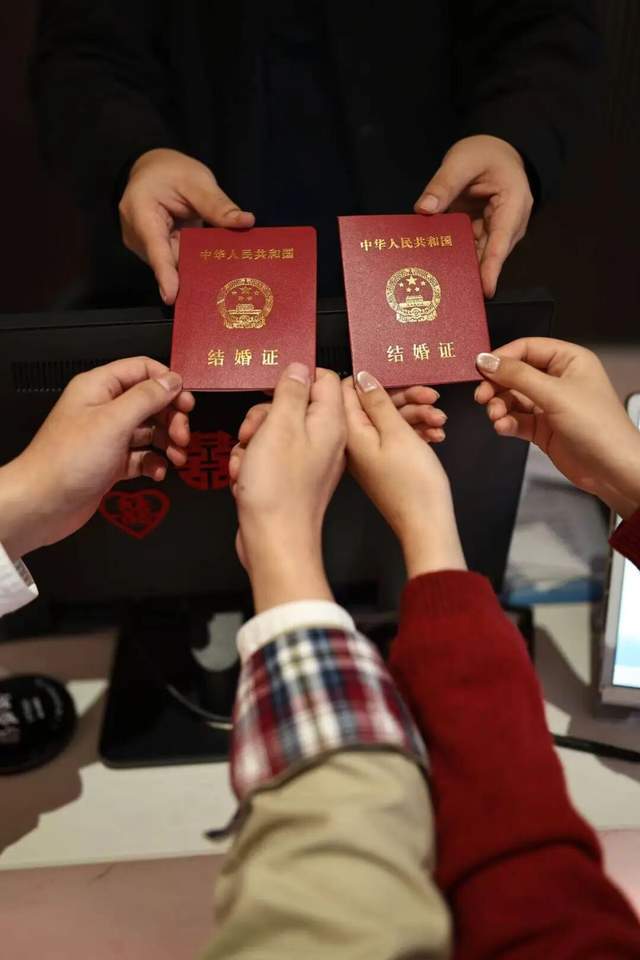 女子花199元买“恋爱保险”送男友,10年后结婚申领1万元兑付金,丈夫称当年还以为她被骗了