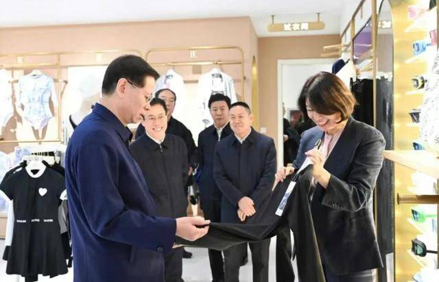 辽宁省委书记主动加企业家微信，“有啥事直接找我”