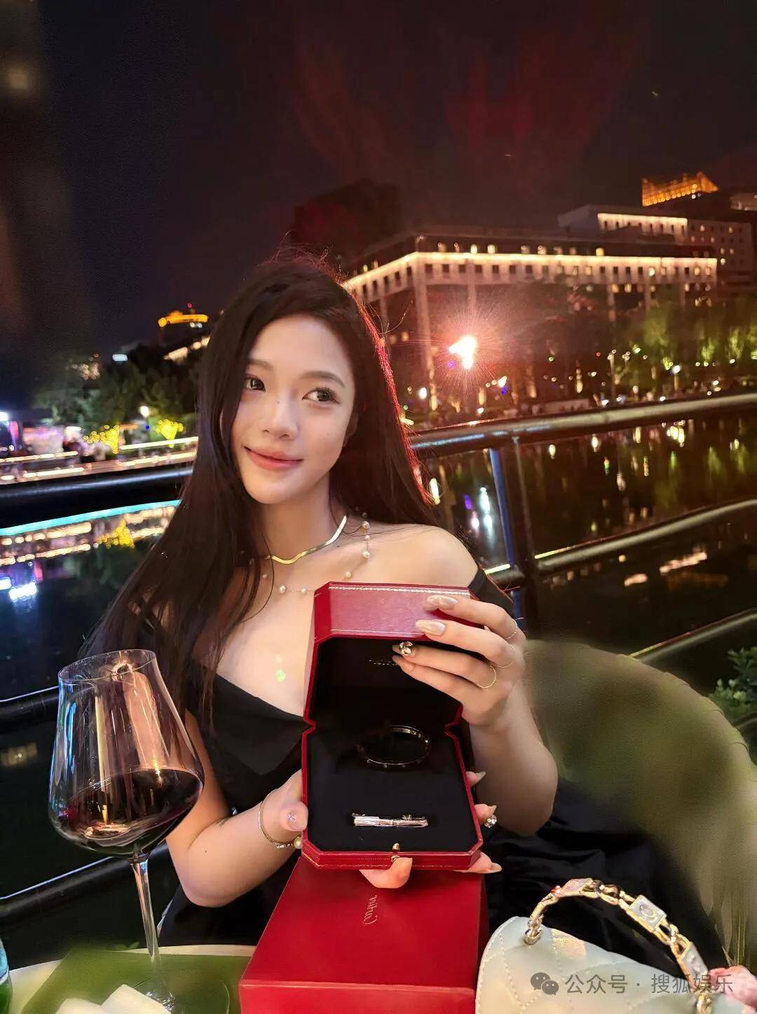 刚开年又曝一对相差15岁的恋情?他这一周两段绯闻真是连环暴击啊!