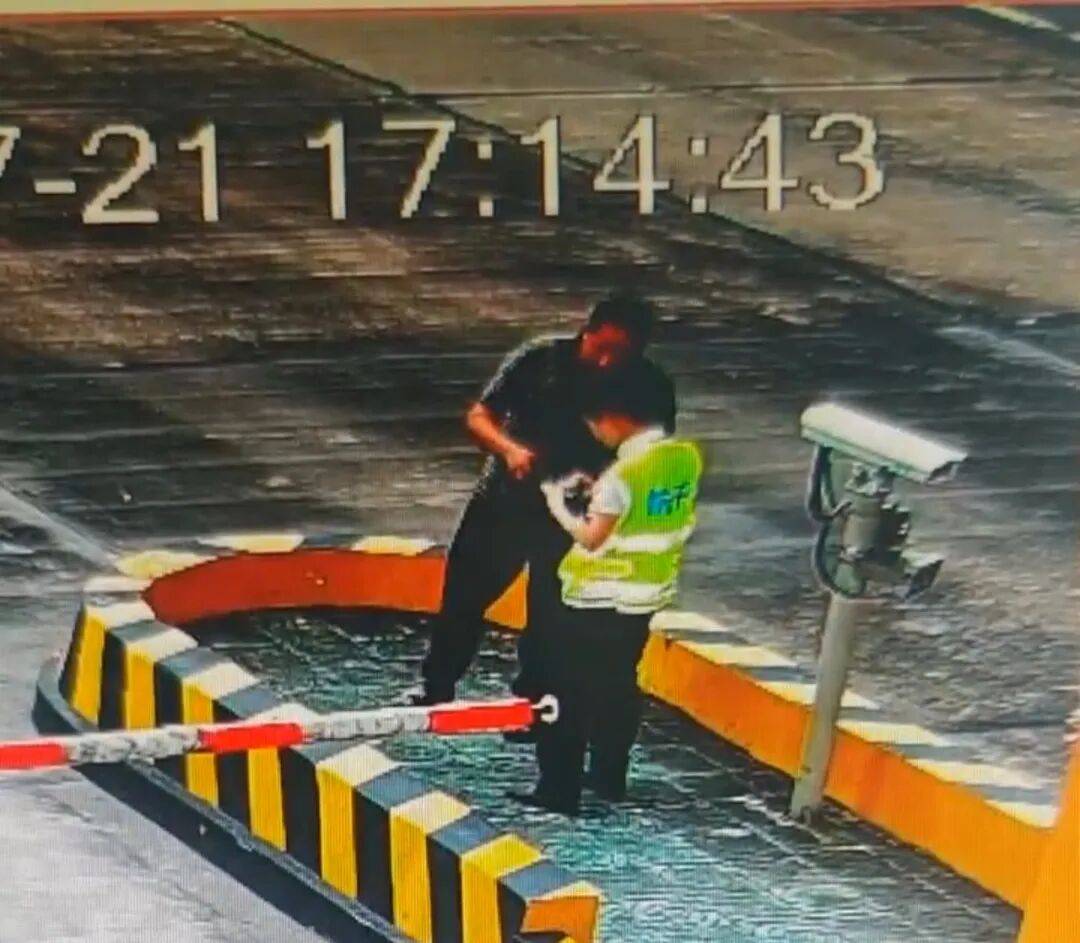 货车司机在浙江下高速时没钱付费，工作人员主动垫付1396元，当事人：十多年第一次