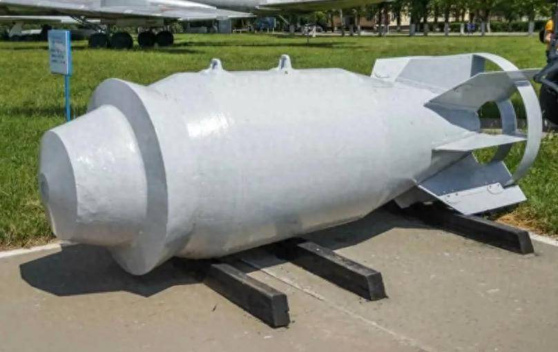 俄空天军出手,FAB3000袭击乌军,建筑直接被炸回“零件”状态!