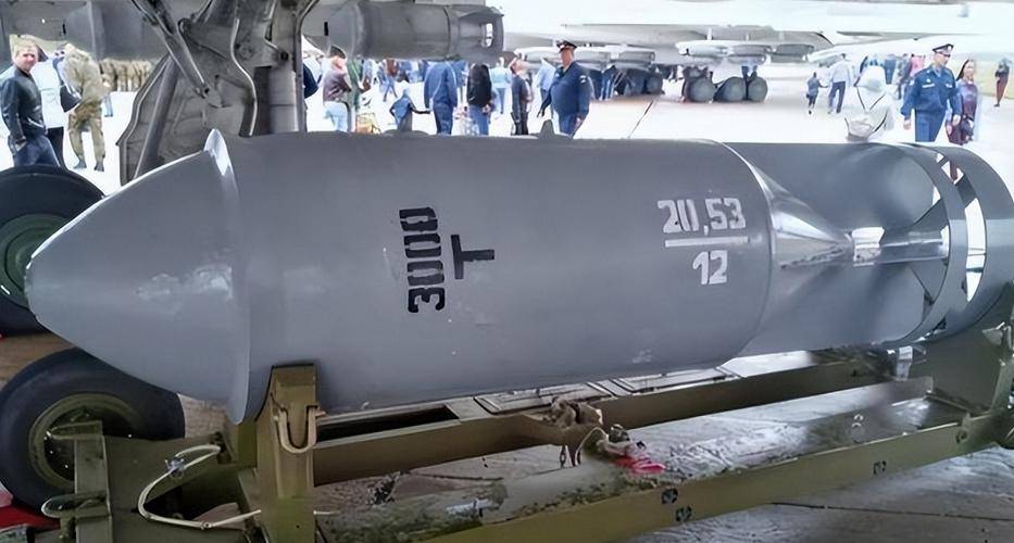 俄空天军出手,FAB3000袭击乌军,建筑直接被炸回“零件”状态!