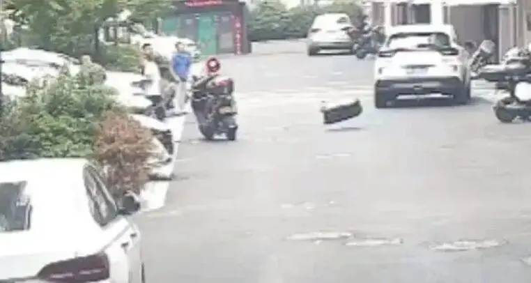 小区有人多次高空抛大便,低层住户苦不堪言:半年都不敢开窗